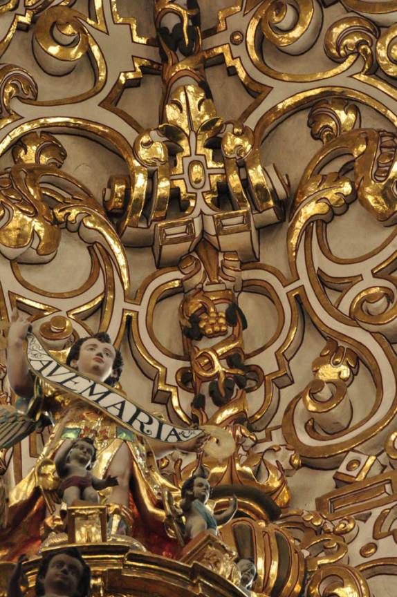 Detalhes barrocos em estudo e ouro na Capilla del Rosário. Puebla, México